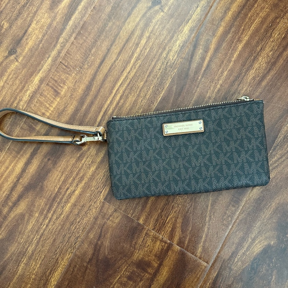 Micheal Kors Jet Set Wristlet Brown Monogram